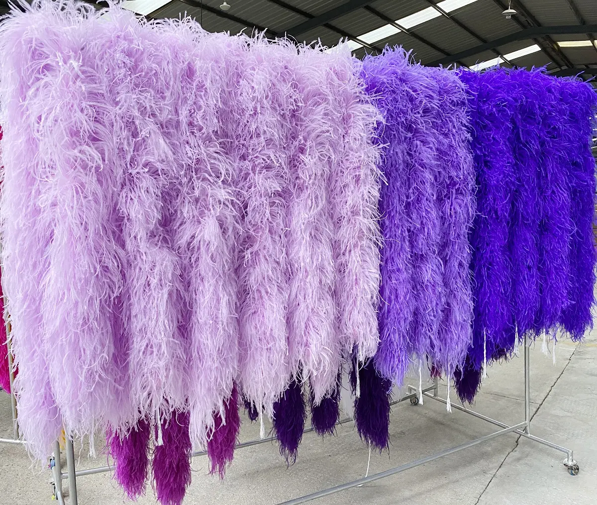 Boas gruesas de plumas de avestruz de 1 capa de buena calidad, boas de plumas de avestruz blancas y moradas para decoración de fiestas