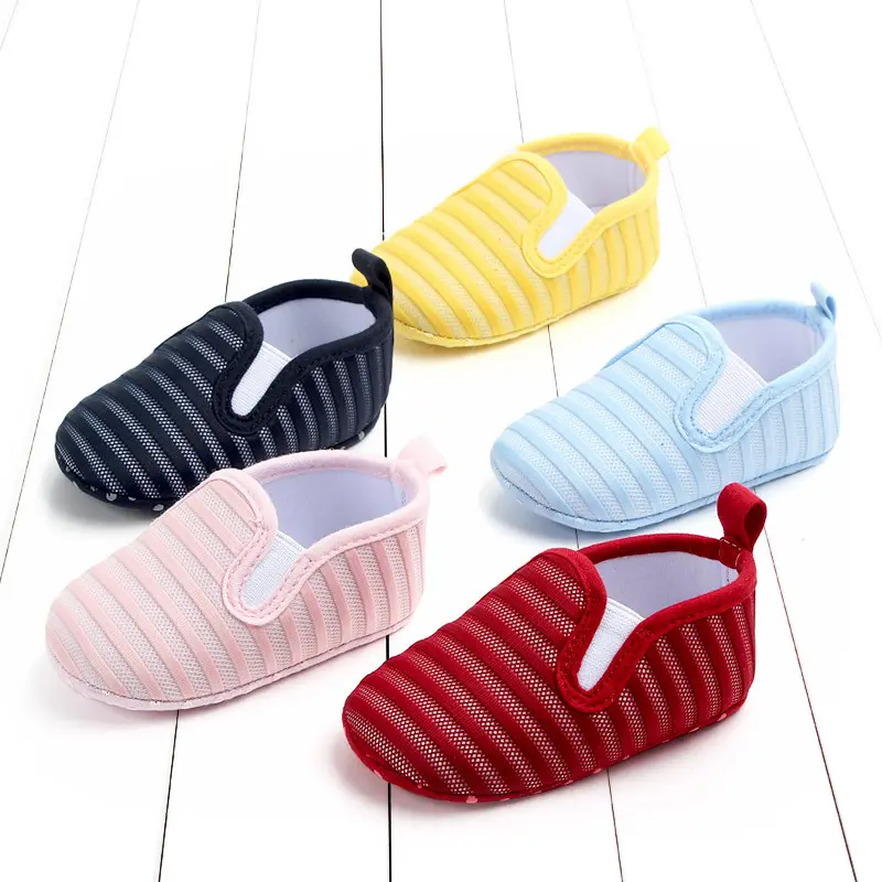 Listras de cores doces para bebês, mais novas sapatos antiderrapantes e macios para crianças pequenas, sapatos casuais e unissex