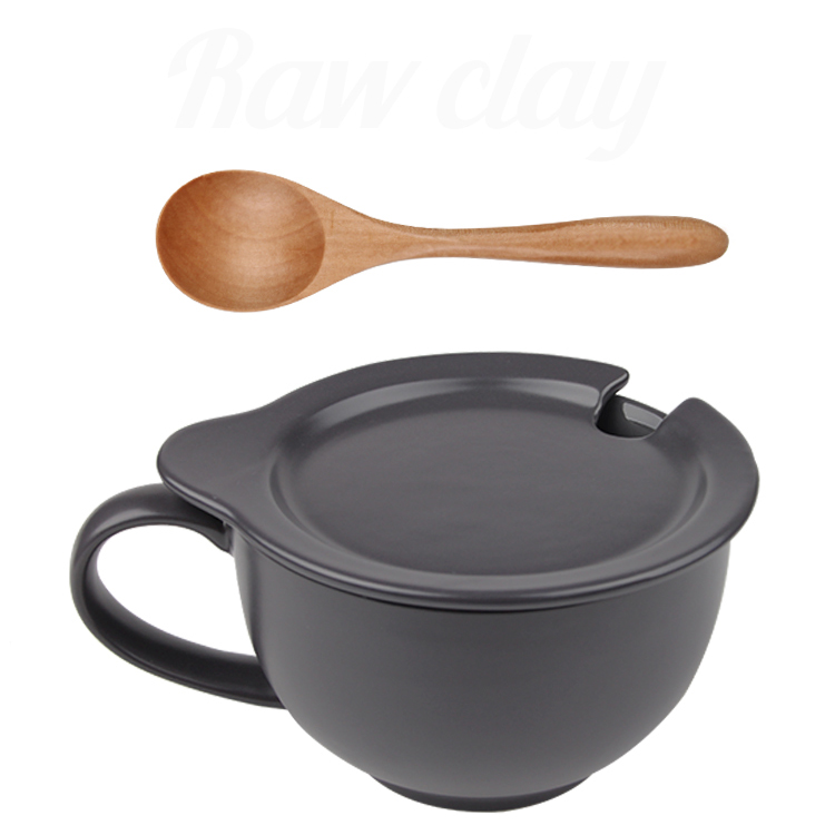 Tasse noire avec cuillère et couvercle