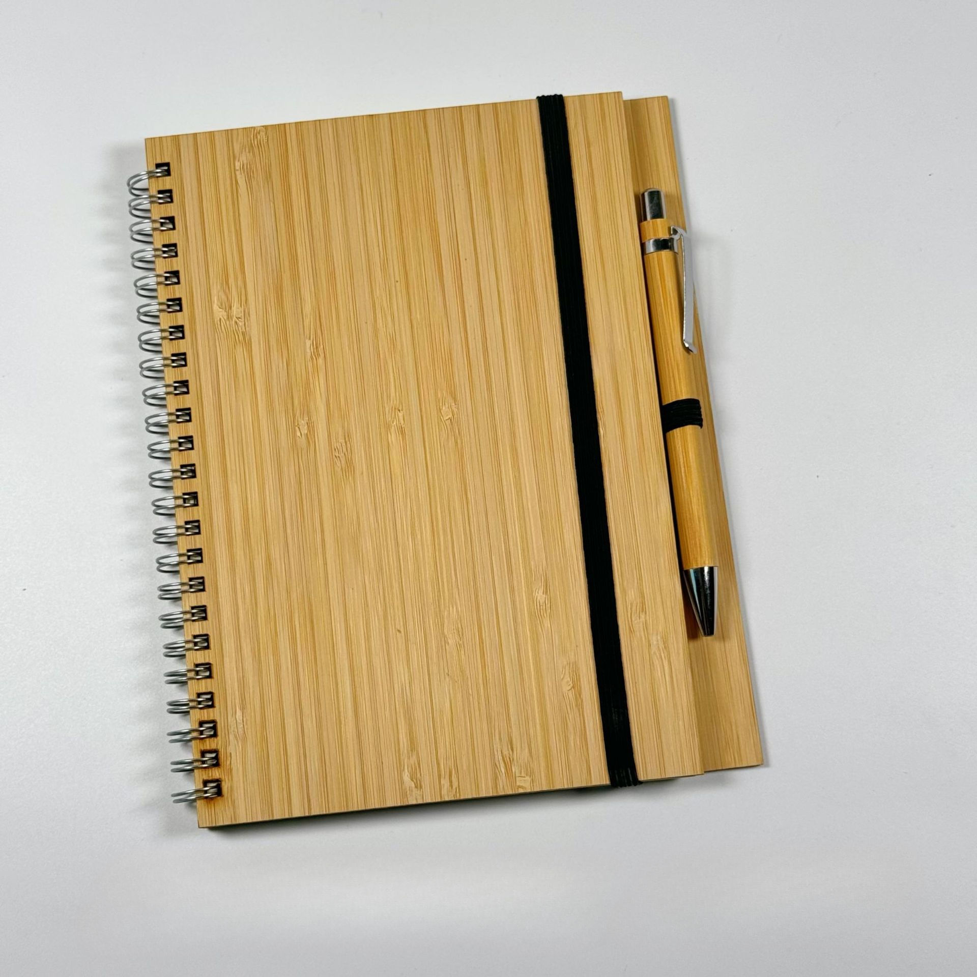Cahier A5 + corde élastique + stylo bambou