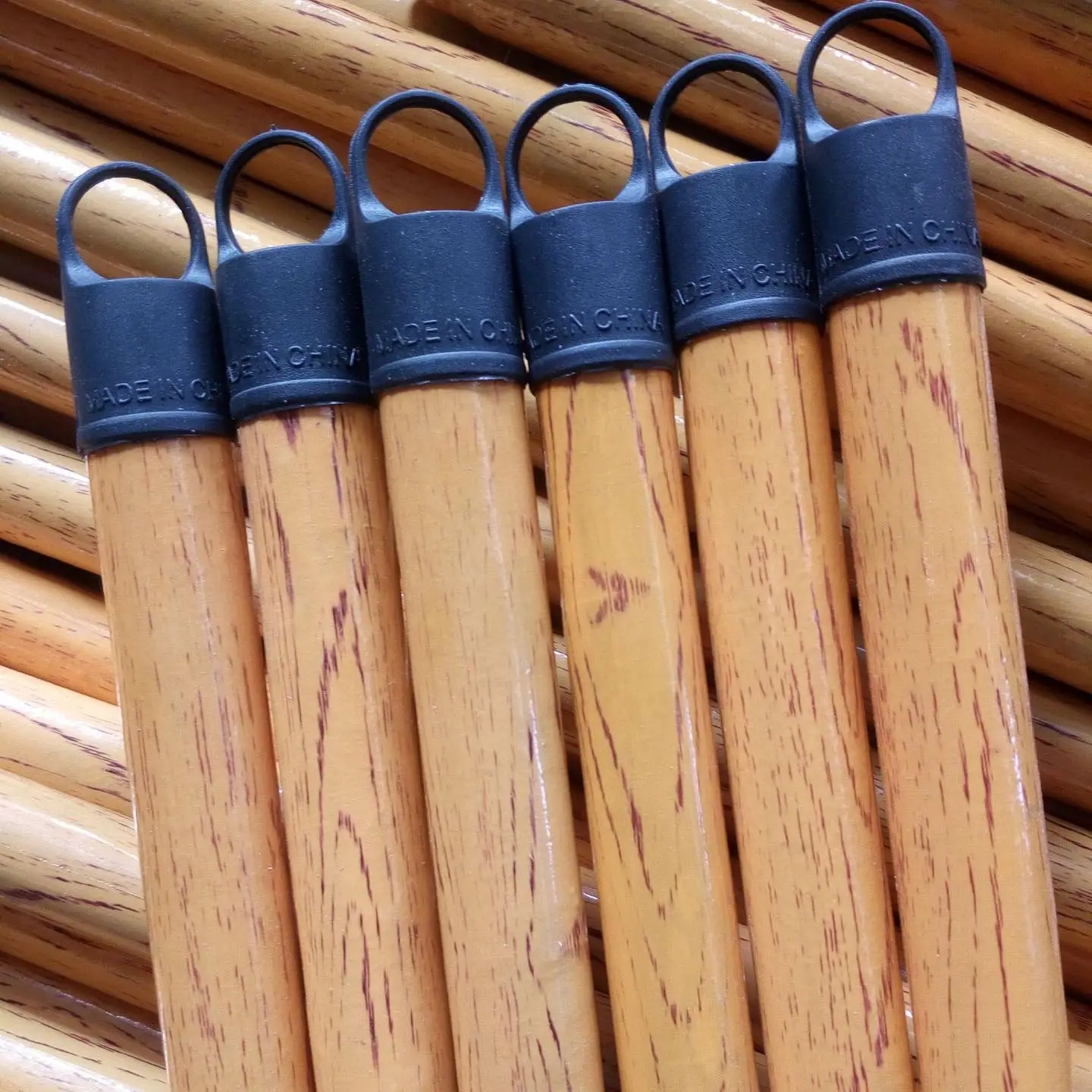 Venta al por mayor de palo de escoba de grano de madera recubierto de PVC duradero palos de fregona de madera chinos