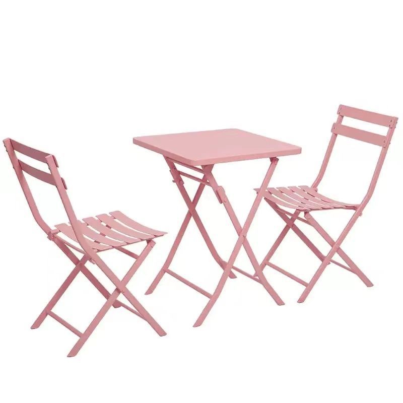 Table carrée rose en fer forgé avec 2 chaises et 1 table carrée pliante.