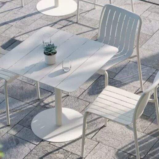 Table carrée avec 1+4 chaises sans accoudoirs en fer