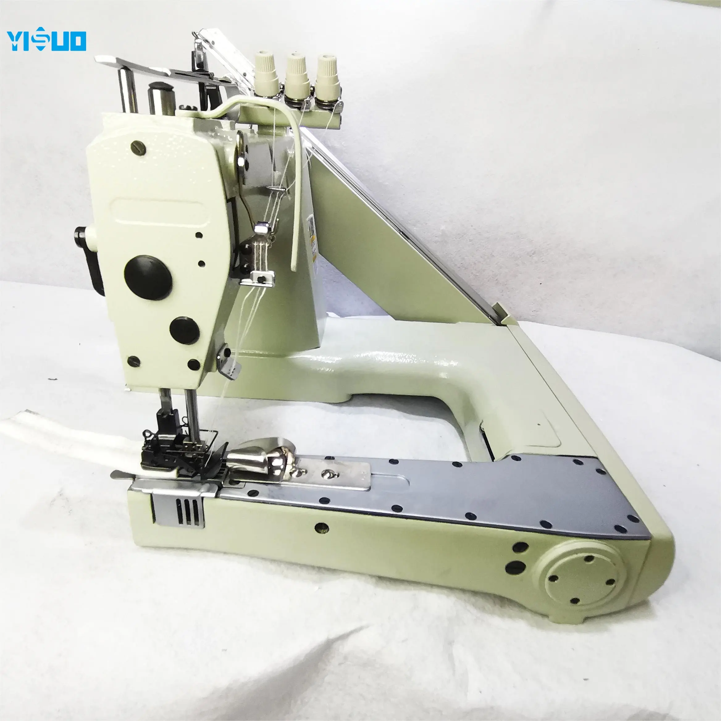 Máquina DE COSER Industrial de alta velocidad, máquina de coser de tres agujas con alimentación de brazo, puntada de cadena para monos de cuero, componentes de núcleo de engranaje