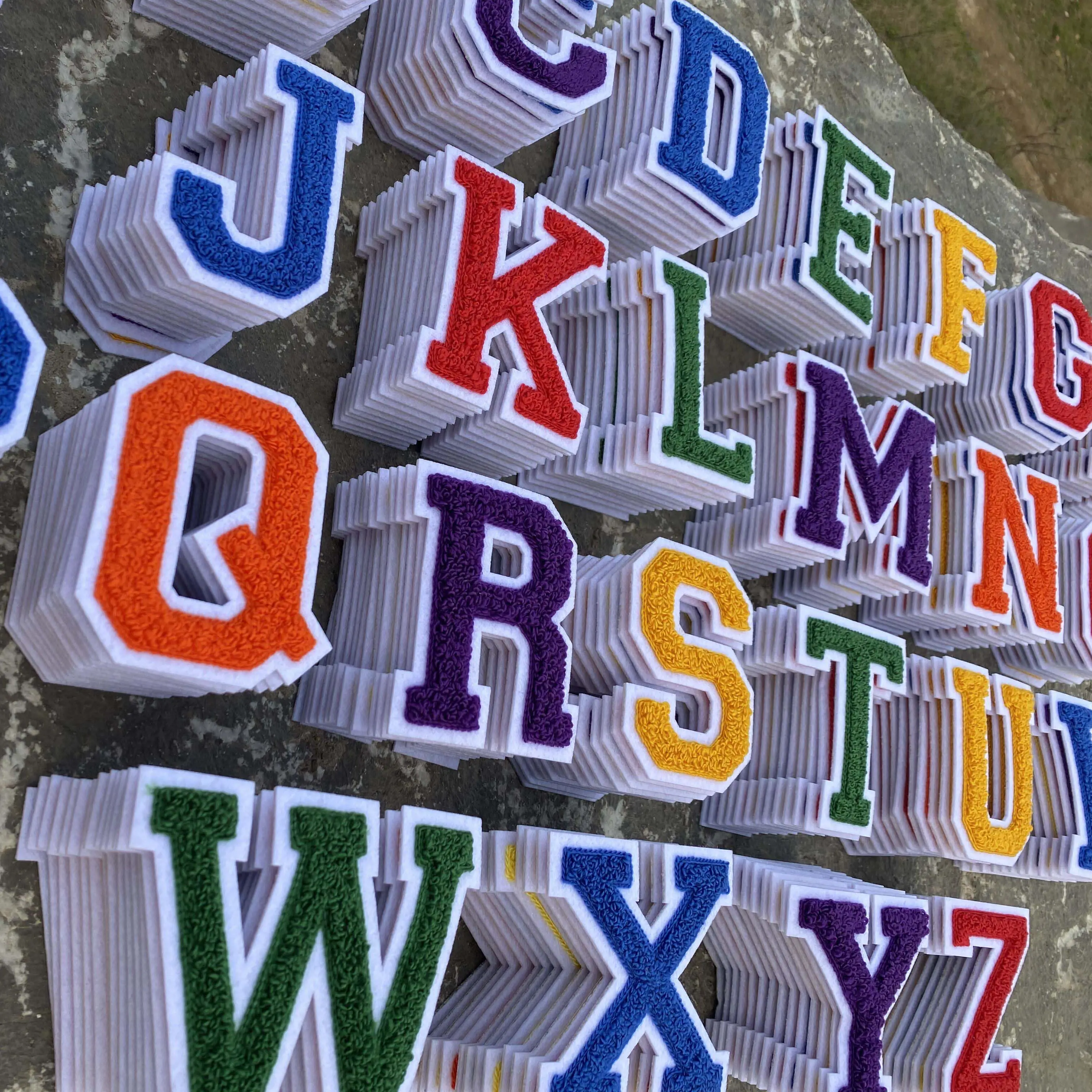 Personalizzazione all'ingrosso alfabeto adesivo colorato ciniglia varsity letter patch iron on A-Z patch