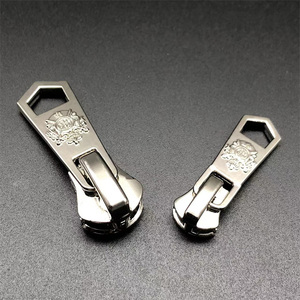 Nhà Máy Nóng Bán Kẽm Hợp Kim Kim Loại Zip Trượt 8 Số Đồng Bằng Chèn Puller Chất Lượng Cao Zip-Puller - Product Image 3