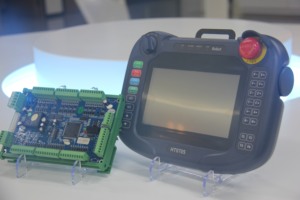 Soluzione di controllo del manipolatore della capriata della macchina utensile standard L30 con il pendente programmabile di insegnamento - Product Image 3