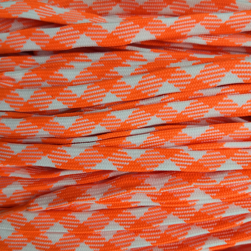Naranja fluorescente y blanco.