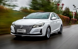<span class=keywords><strong>2025</strong></span>年新品ガソリン車Changan Raeton <span class=keywords><strong>CC</strong></span> 1.5T DCTデラックスエディションセダン車