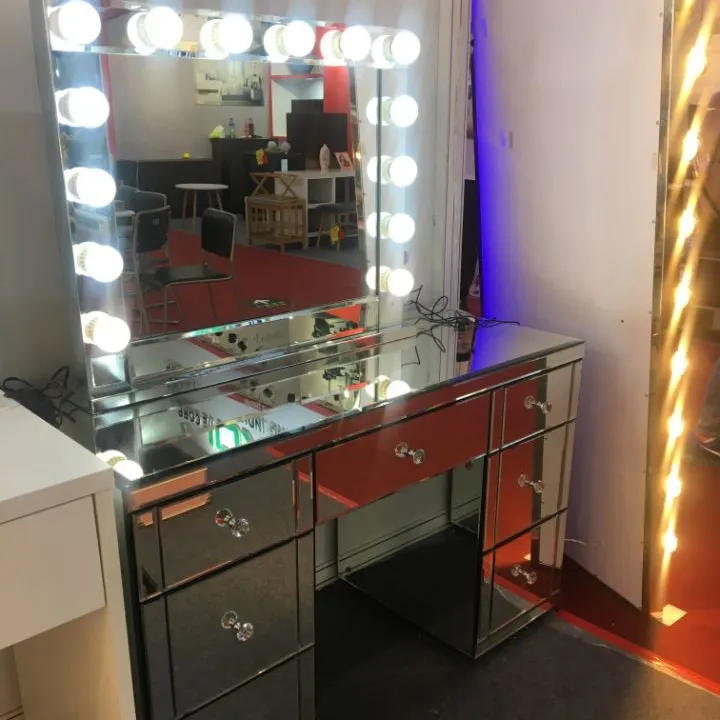 Mesa de maquillaje moderna de lujo, taburete de espejo, muebles para el hogar, tocador de madera, luces de tocador, cajón