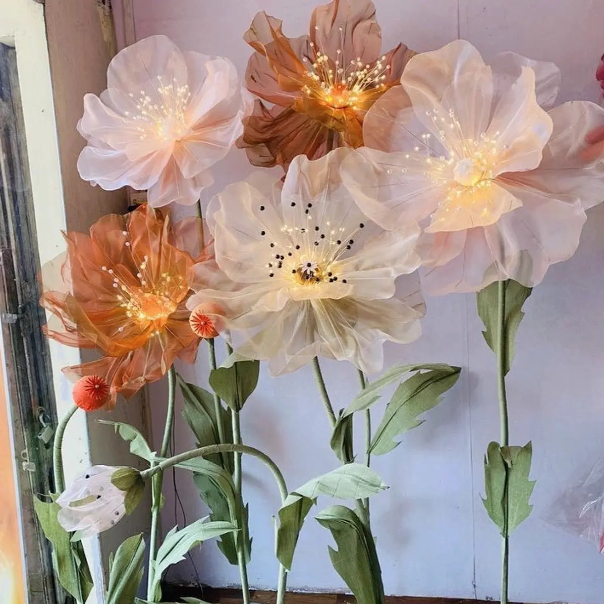 Fleurs géantes colorées faites à la main Organza Coquelicot Fleurs debout avec lumière LED lumineuse pour la décoration d'événements de mariage