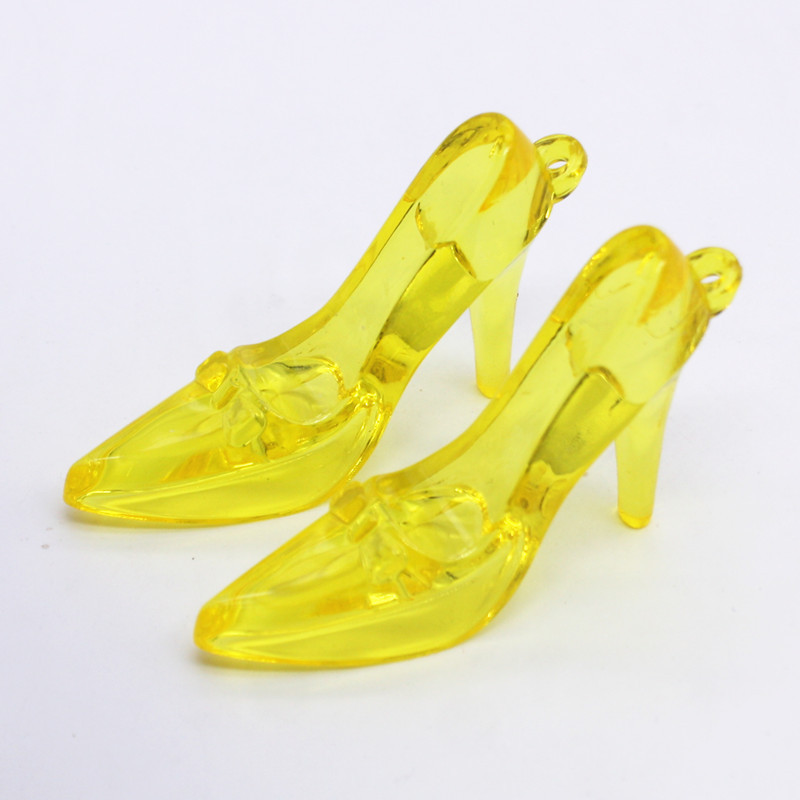 Deux talons jaunes de 7 cm