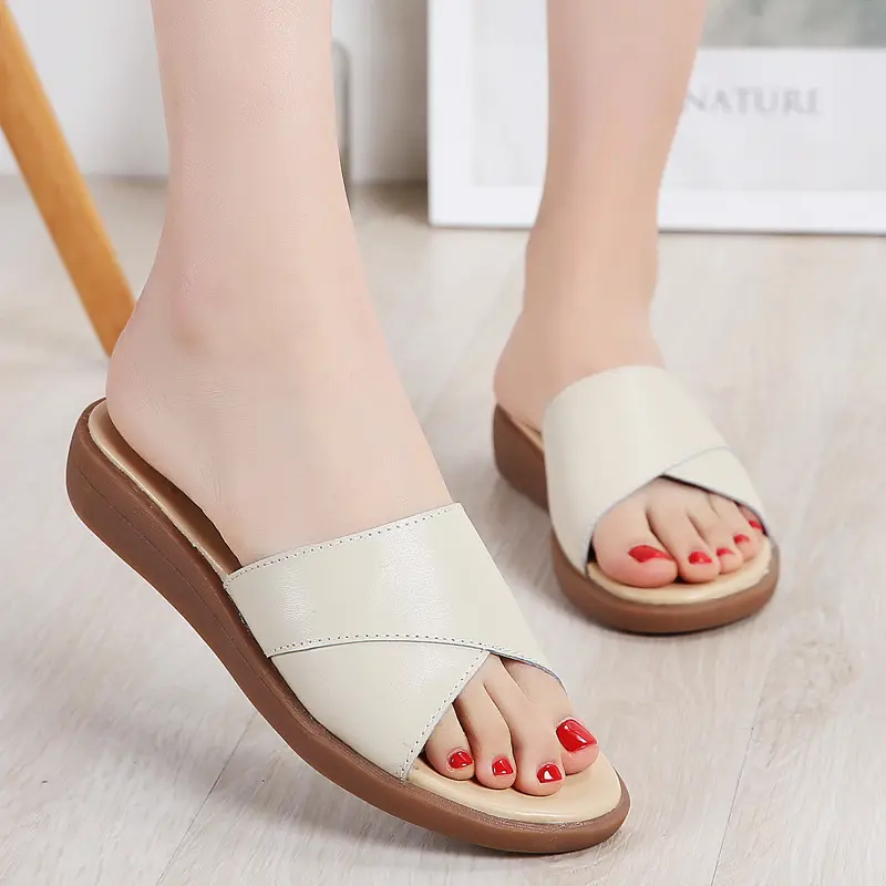 Verão Xiaoyu veados sandálias estilo Coreano chinelos de couro das mulheres plana casual para a moda ao ar livre chinelos sapatos das mulheres mãe