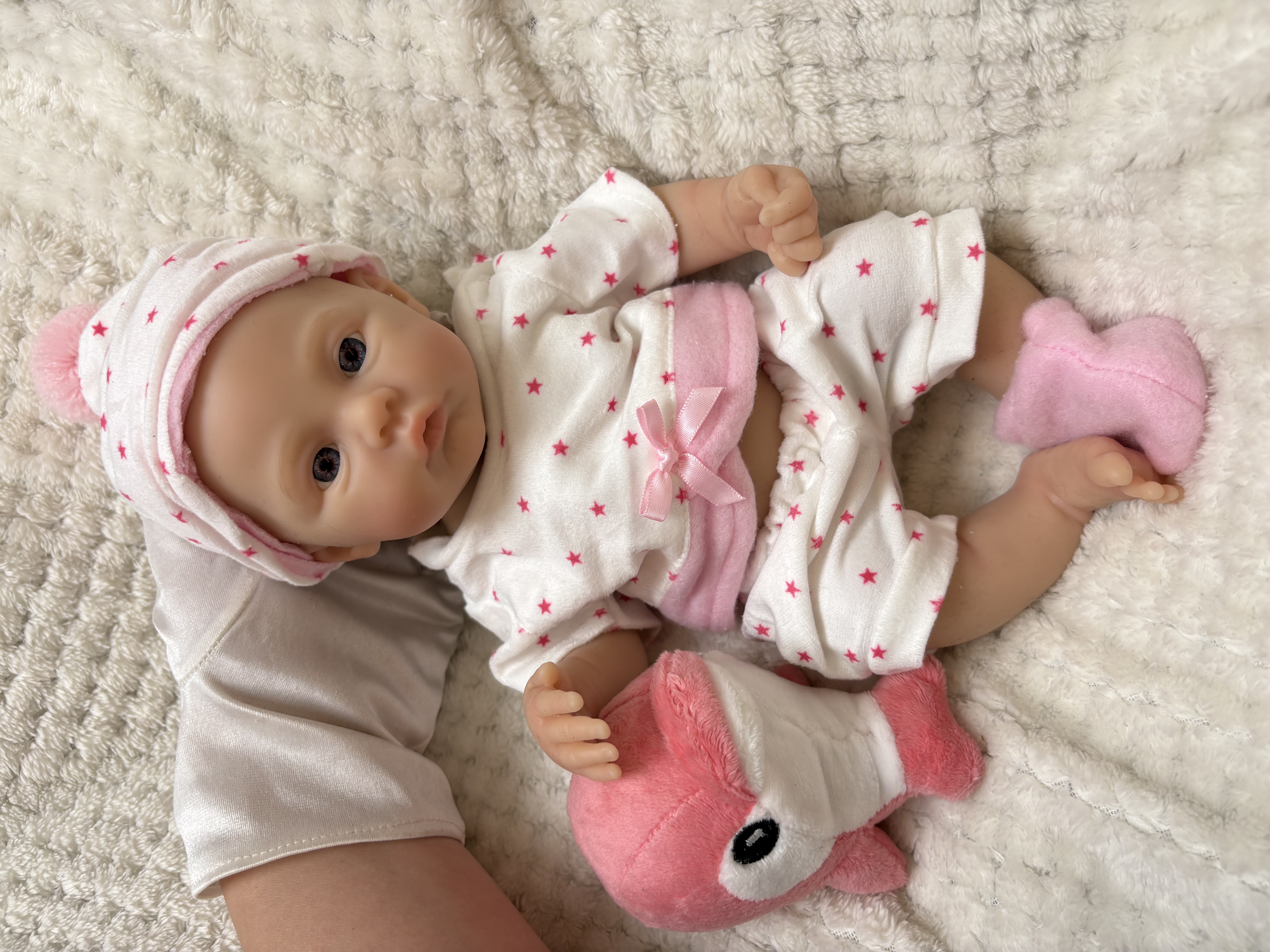 Fille - yeux ouverts - vêtements roses