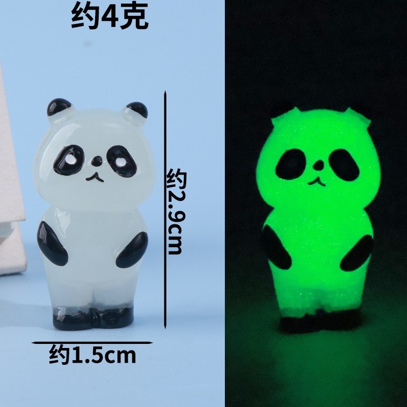 Pequeño panda de gelatina que brilla en la oscuridad sosteniendo su vientre