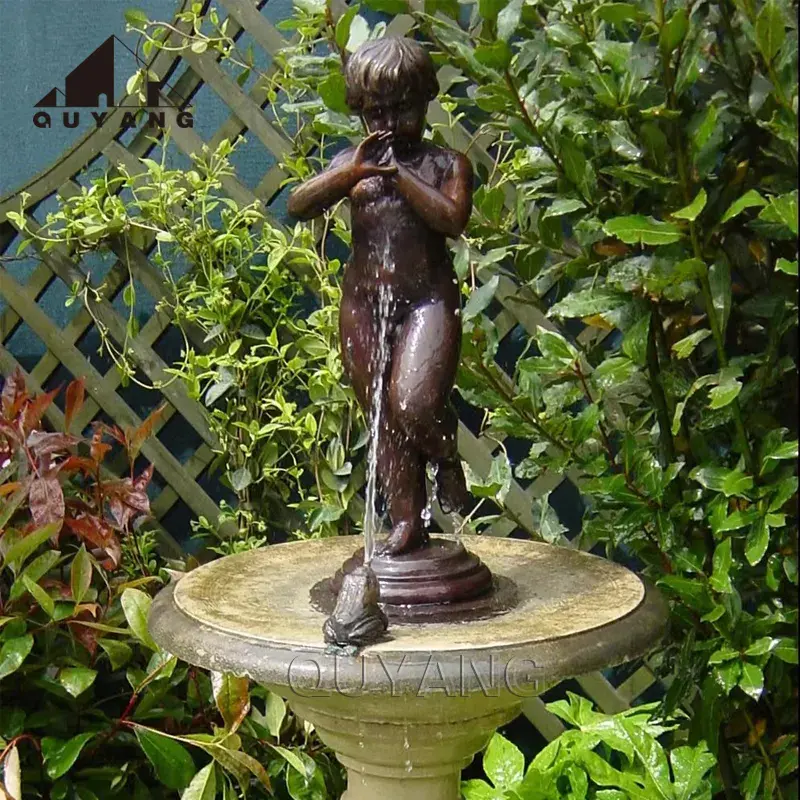QUYANG حديقة ديكور معدني شخصية فنية النحت النافورة البرونزية الطفل الصبي الاستحمام النحت النافورة