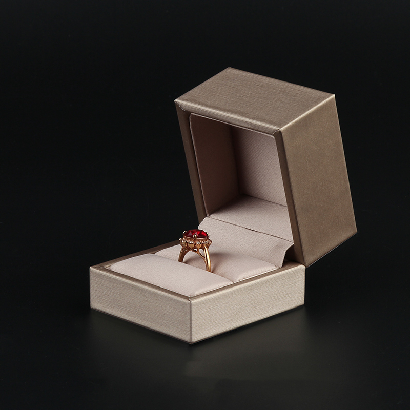 Caja de anillo de oro