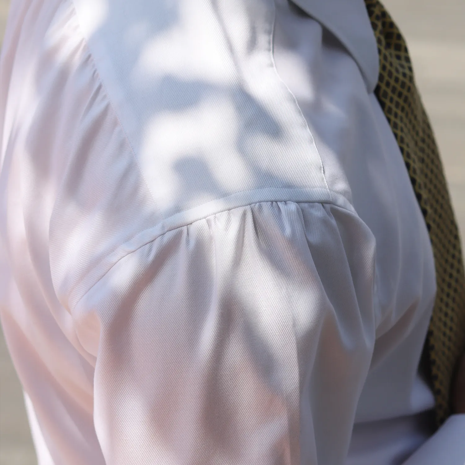 100% algodón estilo italiano fruncido hombro vestido camisa antiarrugas algodón punto cuello hombres Casual camisa blanca fácil de planchar