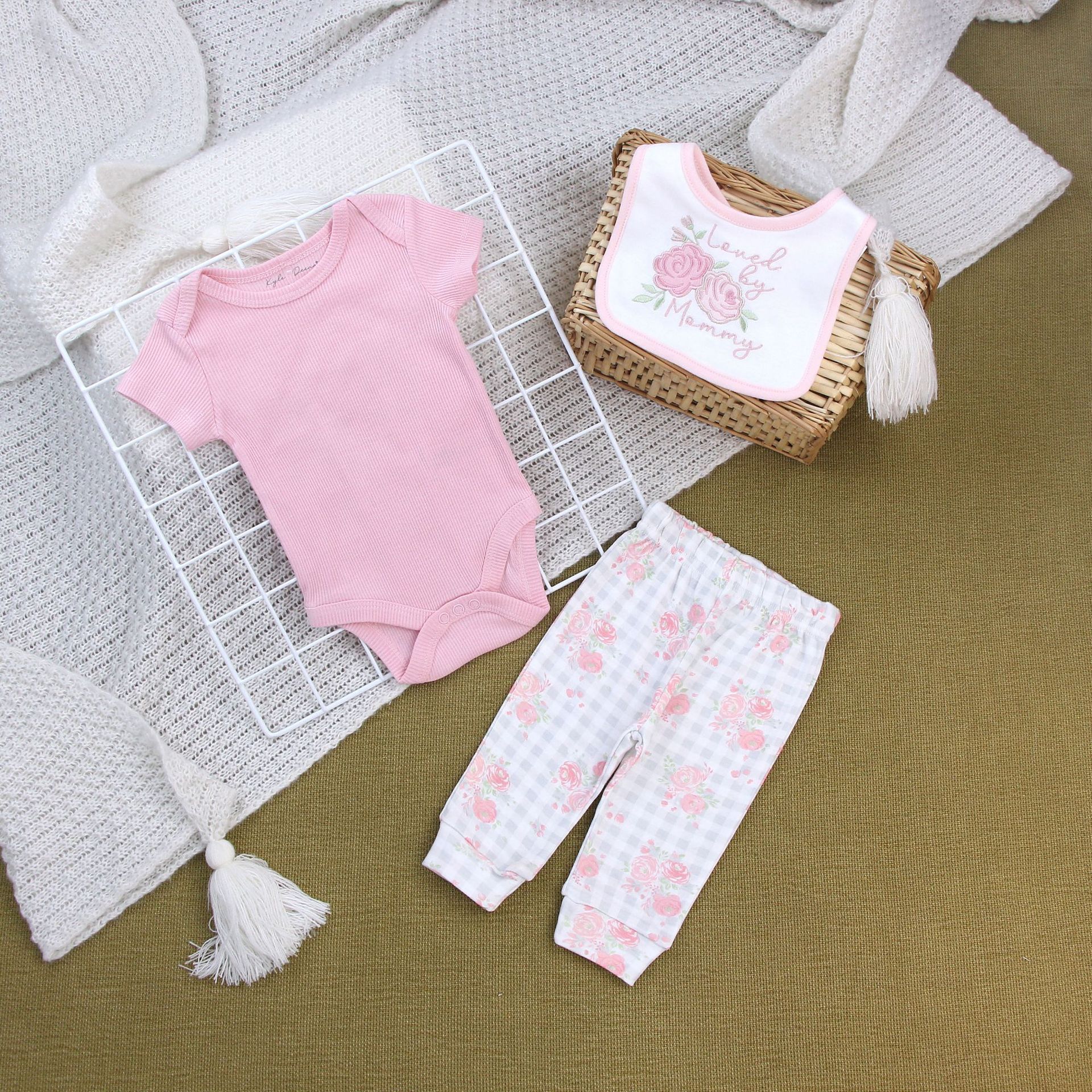 Ropa de bebé floral rosa