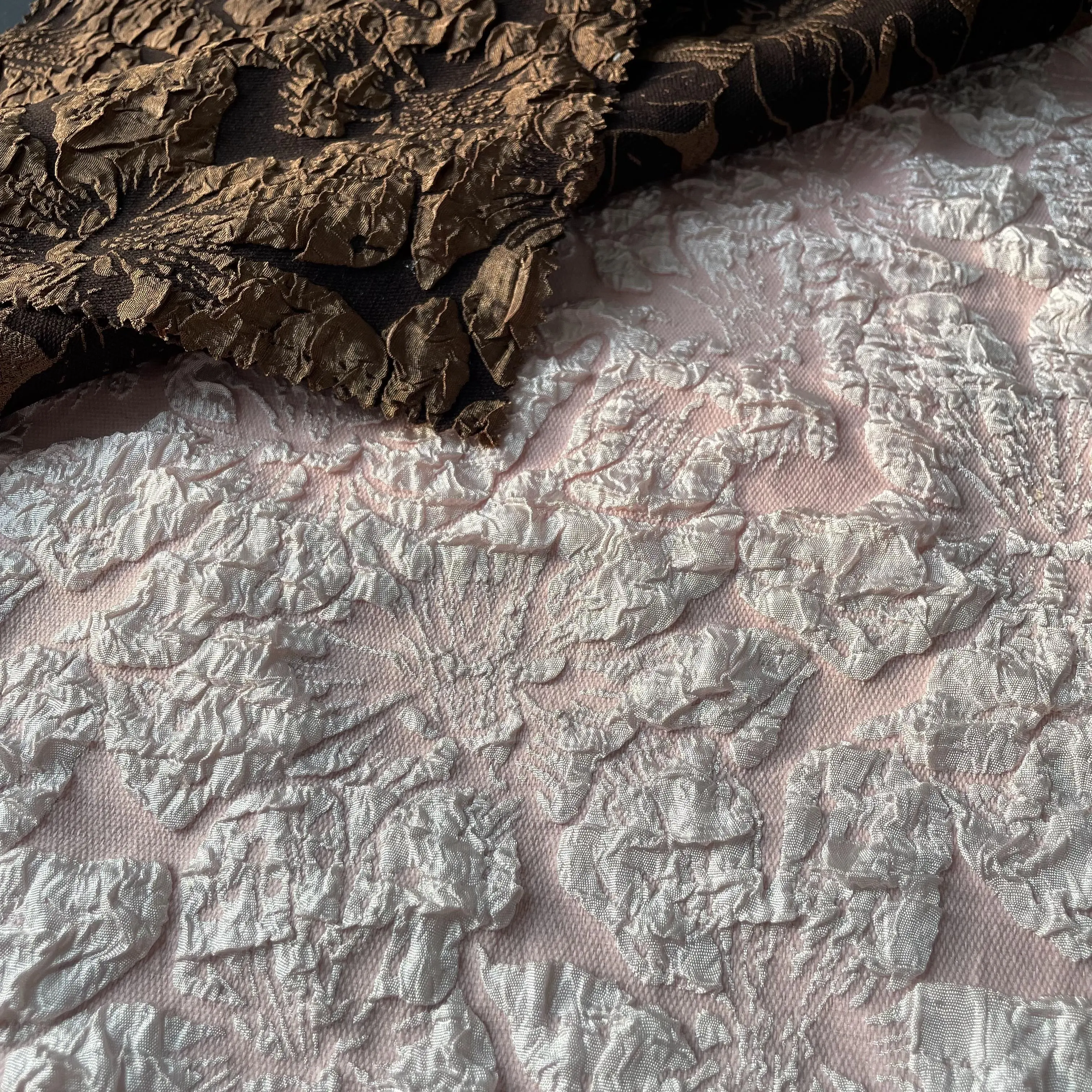 Jacquard elevado de poliéster tejido con diseño de patrón de lirio dimensional 3D en relieve texturizado con flor de Lirio