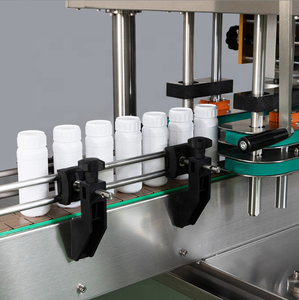 Tappatrici per bottiglie a spruzzo con tappo a vibrazione con nastro trasportatore - Product Image 4