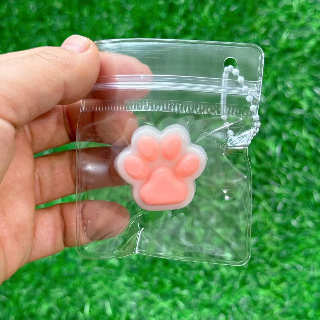 Pattes de chaton rose et blanc-petit nez