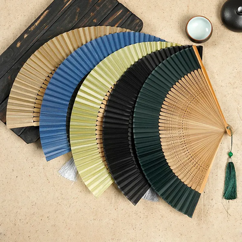 Abanico plegable de costillas de bambú de madera con logotipo personalizado, abanicos de mano de estilo chino Oriental hueco de seda para boda, abanicos de mano con borlas, regalo