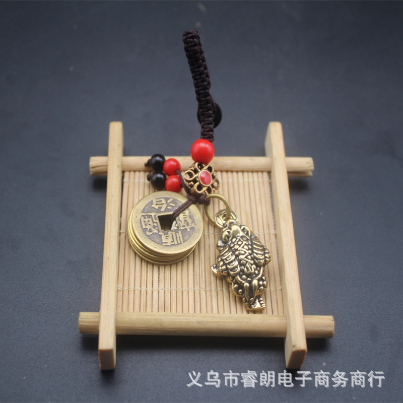 Sapo de tres patas (broche de moneda de cinco emperadores con cuentas negras y rojas)