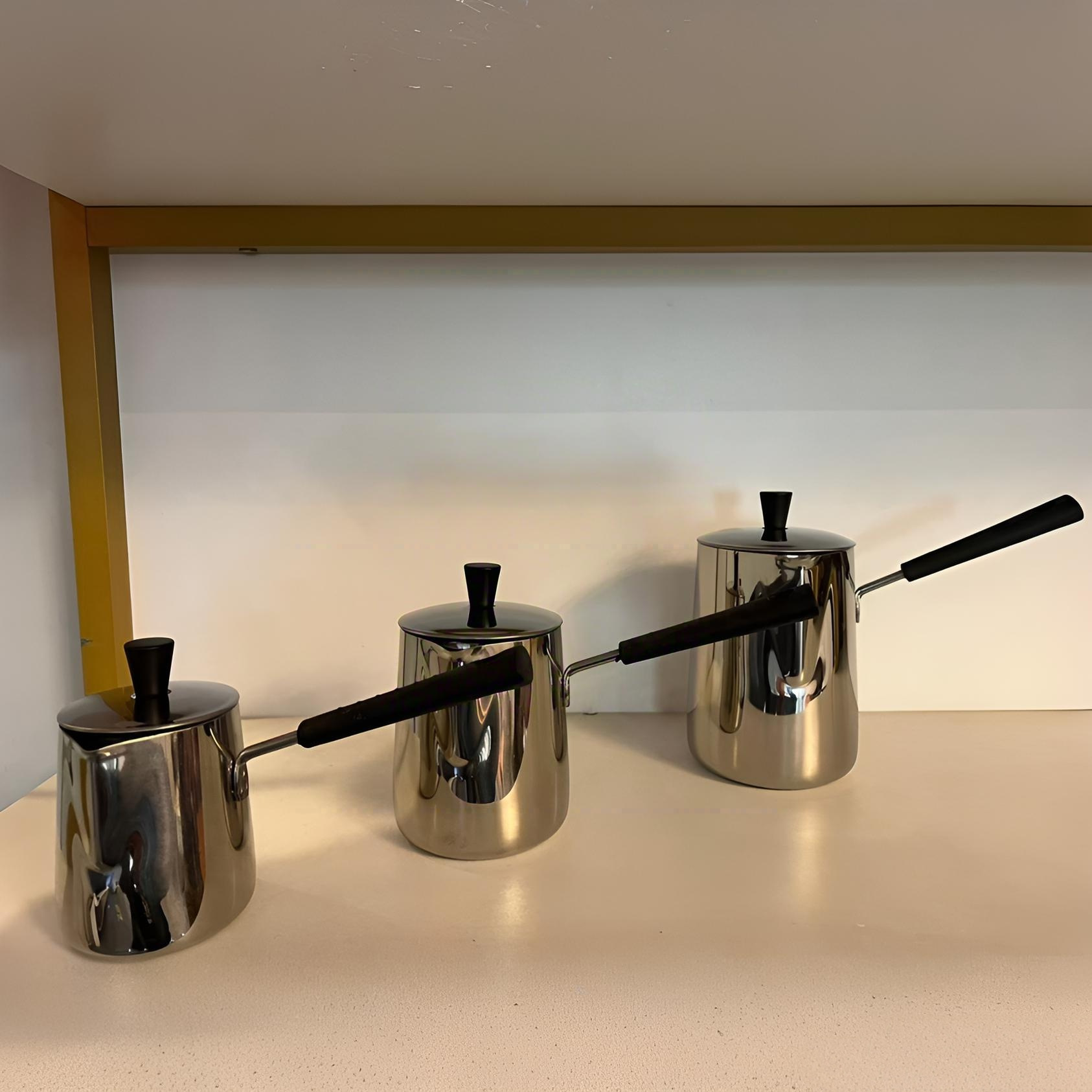 Tasse à lait à anse noire (finition brillante) avec couvercle argenté