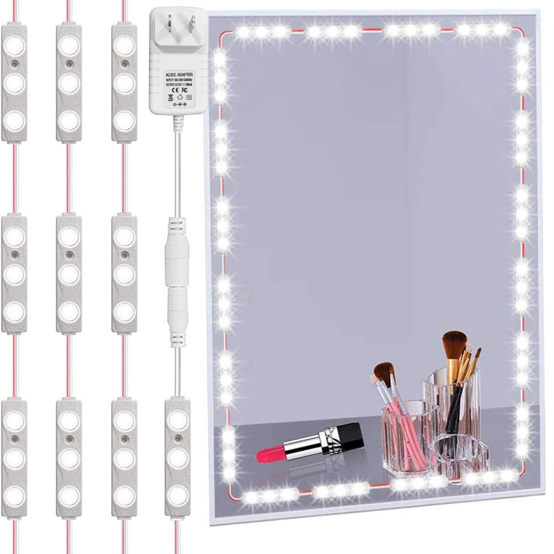 Miroir de maquillage avec des lumières