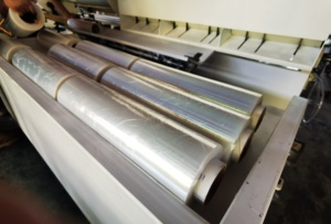 250-300 KGS par heure 200 mètres par minute 3 couches ou 5 couches 1500 mm machine de fabrication de film étirable PE moulé LLDPE automatique - Product Image 2