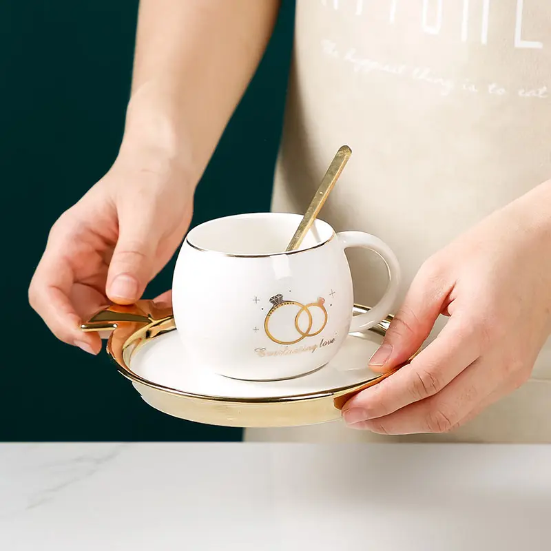 Tasse européenne légère en céramique de luxe créative Ins anneau dessin or tasse à café soucoupe