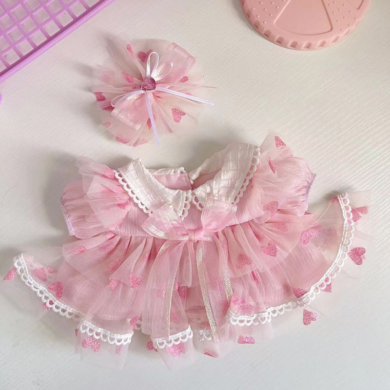 Jupe rose en gaze avec détails en forme de cœur.