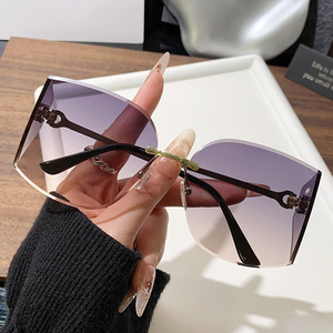 Bán buôn Chất lượng cao Séc thiết kế cho phụ nữ UV400 không có vành Sunglasses với PC khung xu hướng thời trang Kính mặt trời - Product Image 3