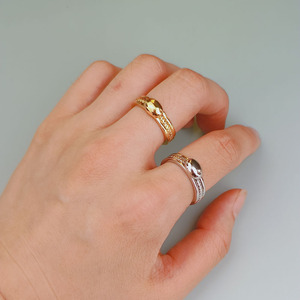 Anillo de Joyería de Lujo Vintage de Moda con Diseño de Serpiente de Tres Capas y Textura Abultada - Product Image 1