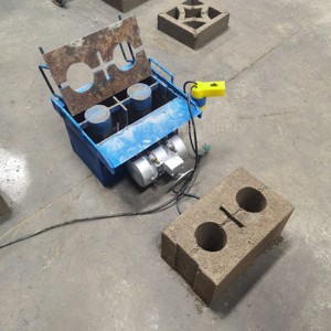 Moldes de bloques eléctricos portátiles para la fabricación de ladrillos Precio de venta directa de fábrica Maquinaria de fabricación de ladrillos pequeños favorable - Product Image 2