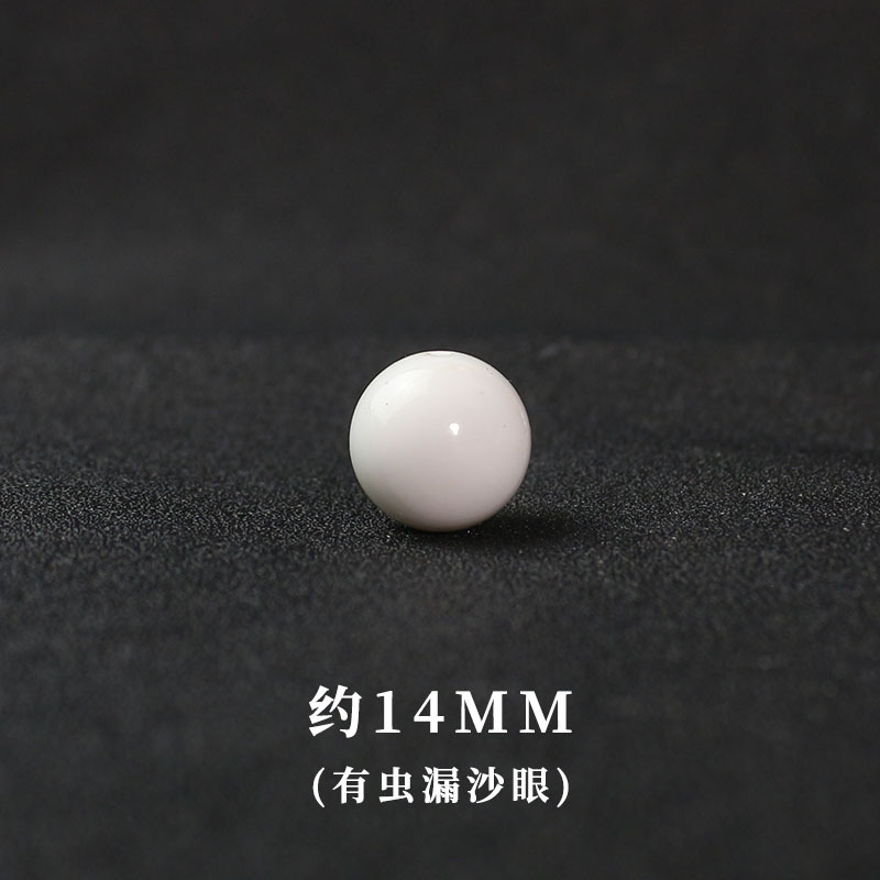 Il y a un ver avec un trou semblable à du sable d'environ 14 mm.