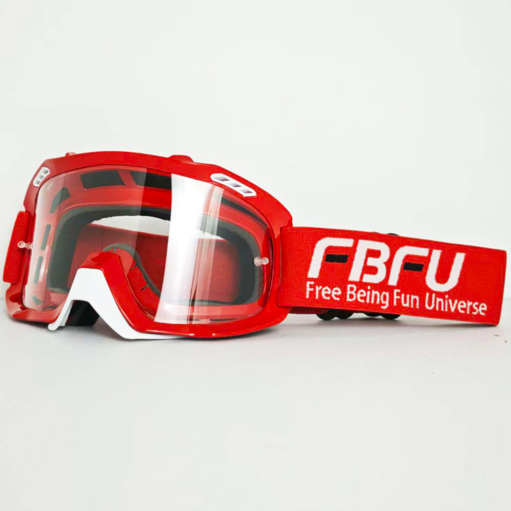 Gafas transparentes con montura roja.