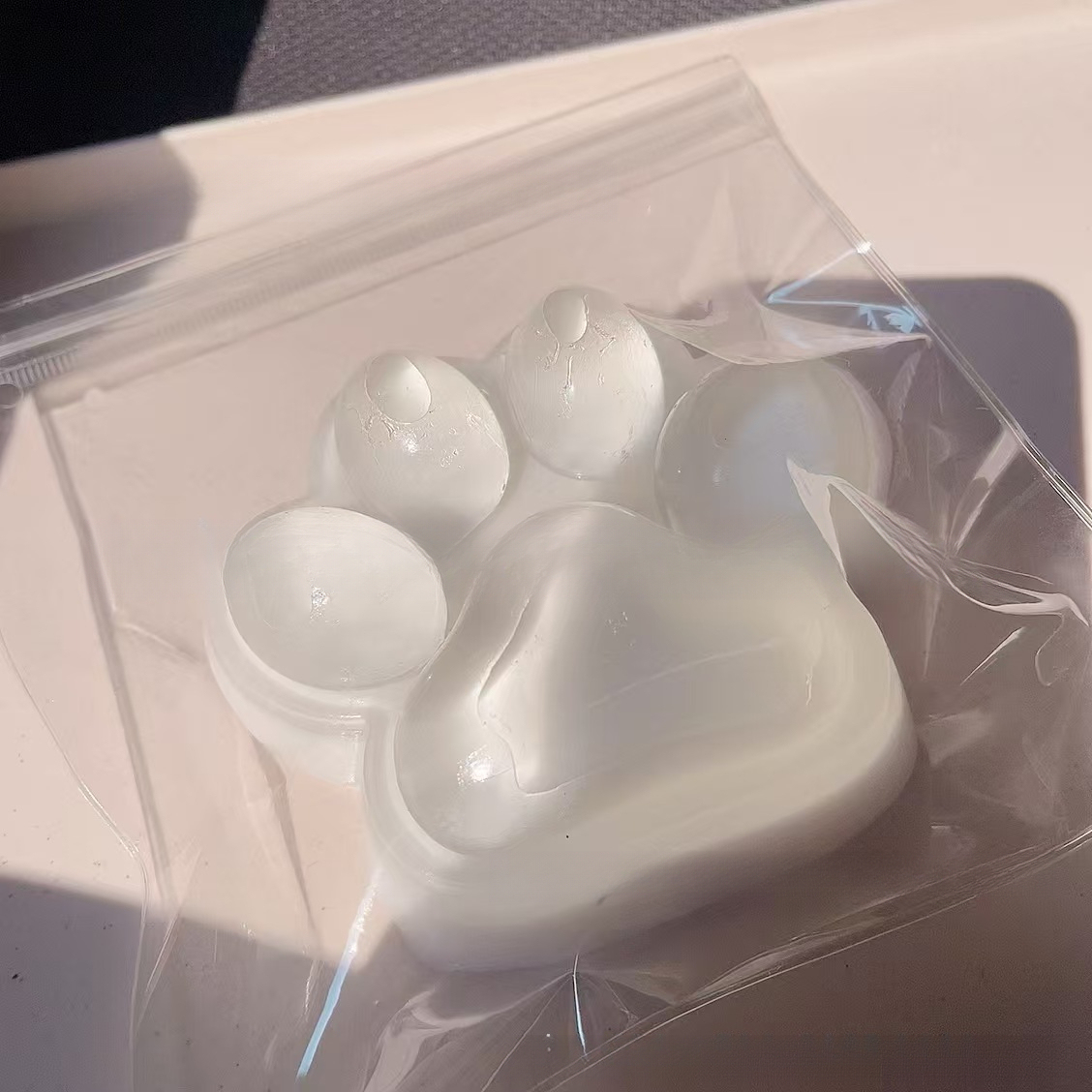 PALES de chat colorées, grandes et blanches