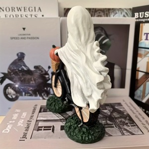 不気味なゴースト自転車ハロウィーンの置物ゴースト自転車に乗る像ゴブリンとグールオレンジパンプキンデスクトップオーナメント