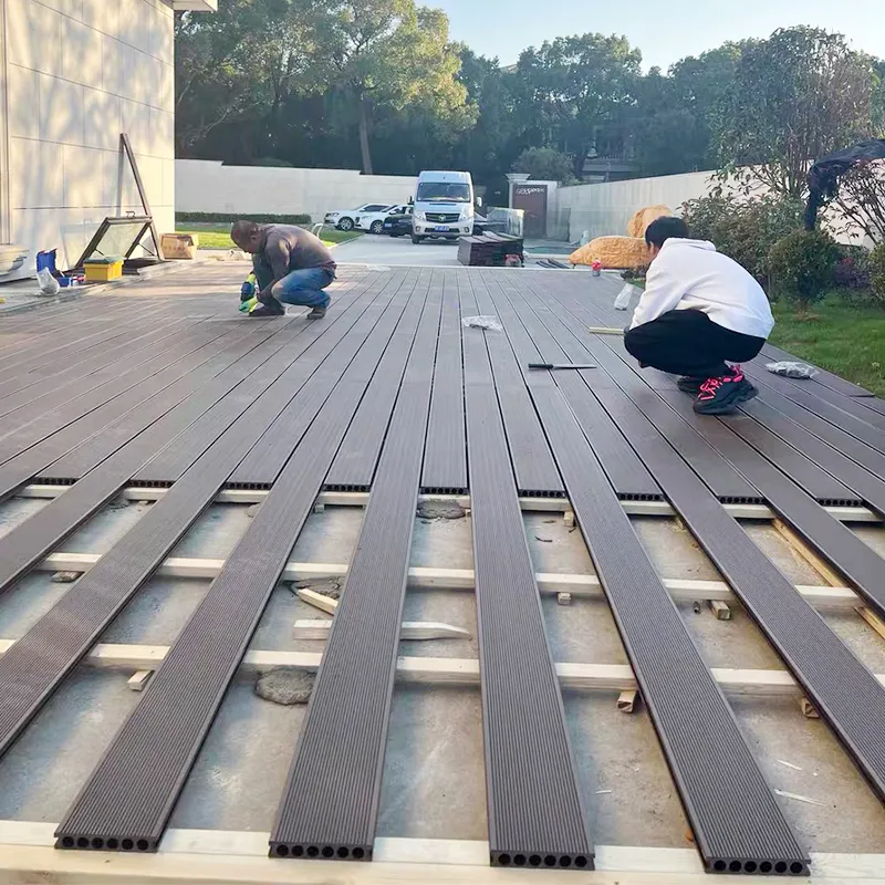 Plancher d'ingénierie creux à six trous ronds Rainure double face wpc Planche de terrasse en bois de teck pour terrasse sur le toit