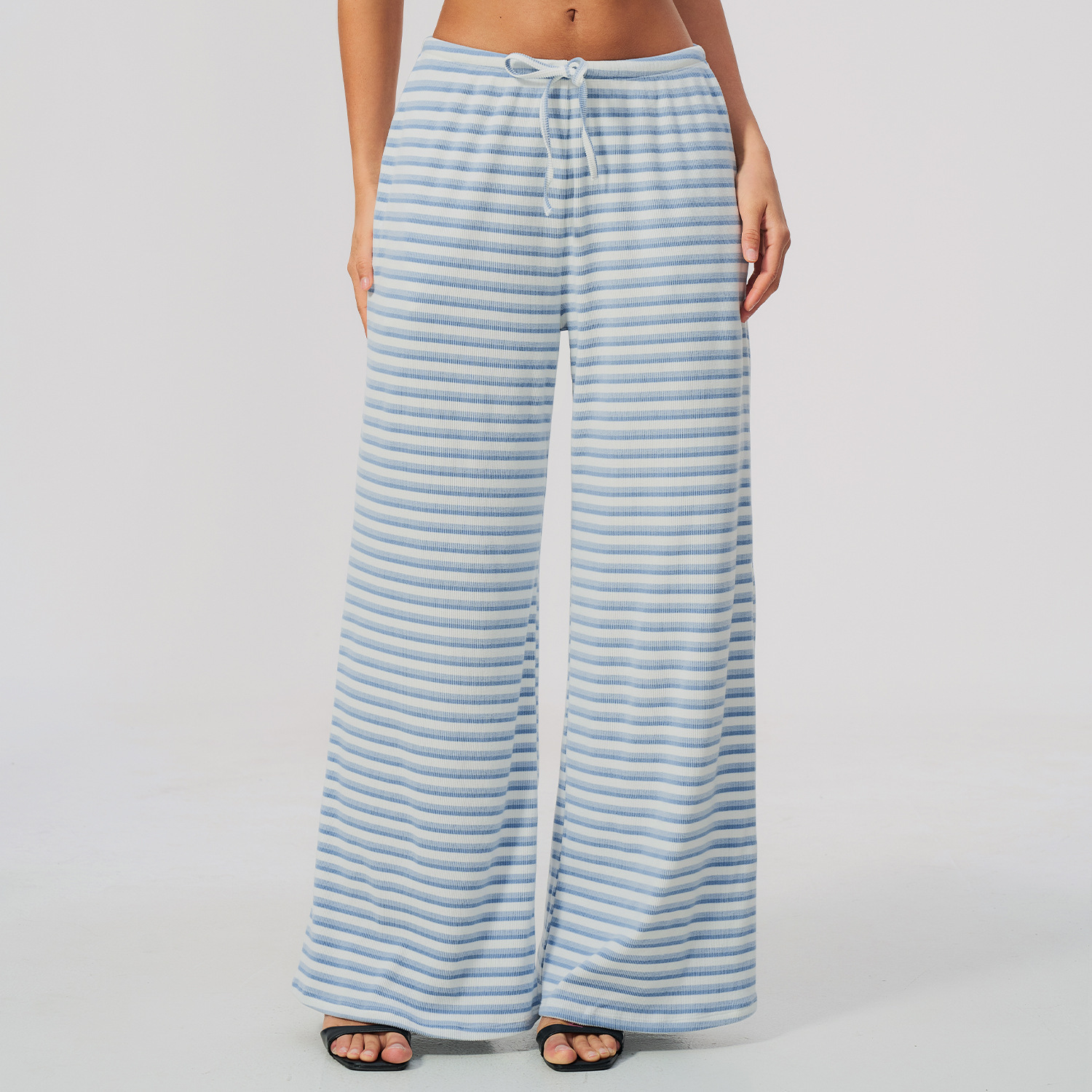 pantalones azul claro con pernera ancha