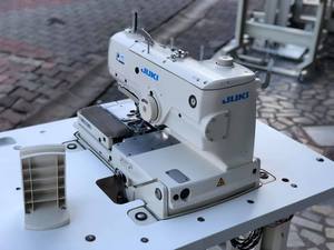 Macchina per asole con occhielli controllata da Computer JUKIS 3200 SS di marca giapponese di alta qualità in vendita in buone condizioni - Product Image 3