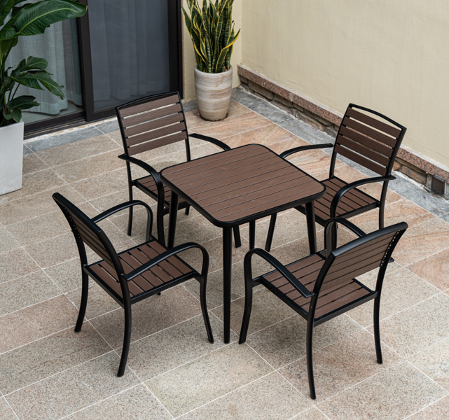 Table carrée à rayures horizontales et quatre chaises