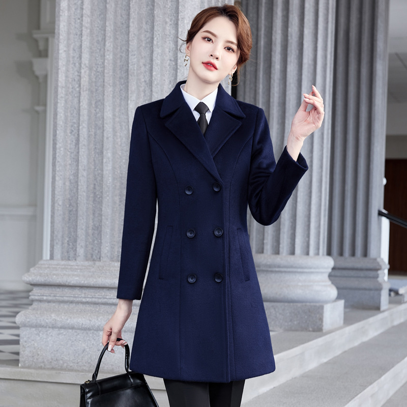 Modèle femme bleu marine