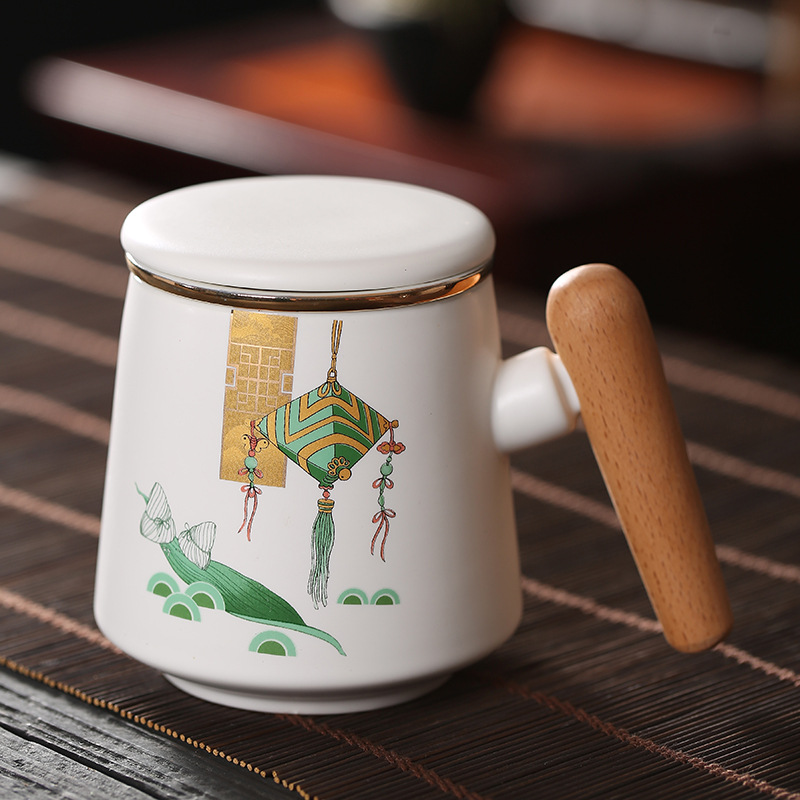 Tea strainer with lid