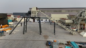 预拌混凝土搅拌站三个带称重料斗皮带输送机的集料箱