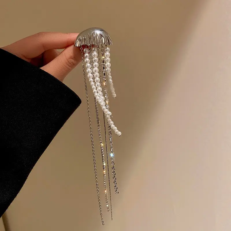 Prezzo all'ingrosso spille di perle di strass catena lunga nappa medusa spilla con ciondolo per le donne