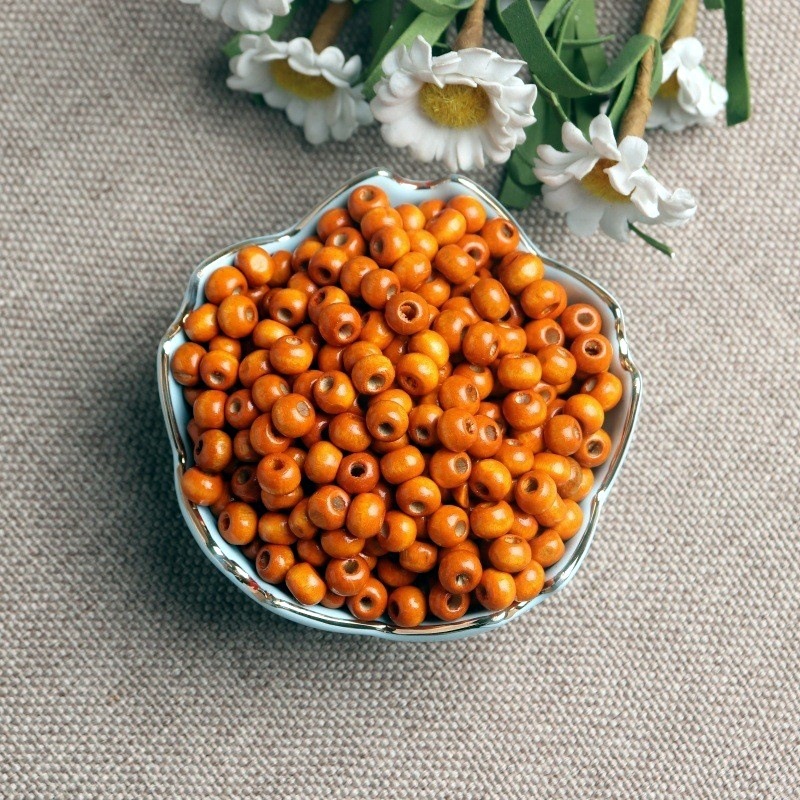 100 petites perles en bois de 0,6 mm (de couleur jaunâtre)