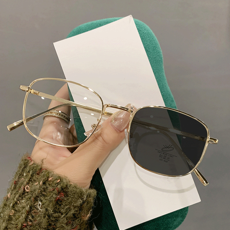 gold frame with changing gray